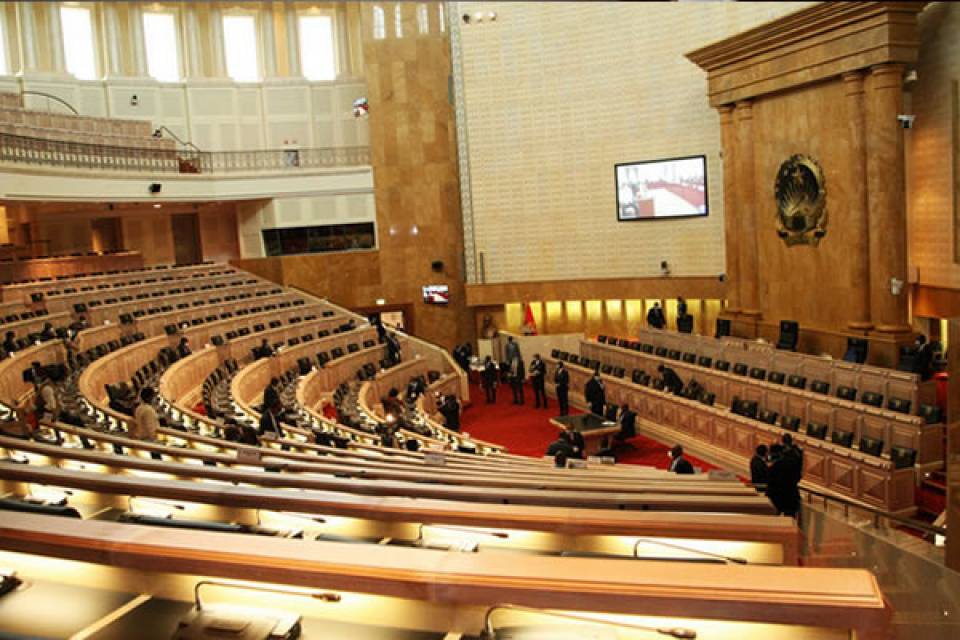 Parlamento angolano  adia discussão da alteração da composição da CNE