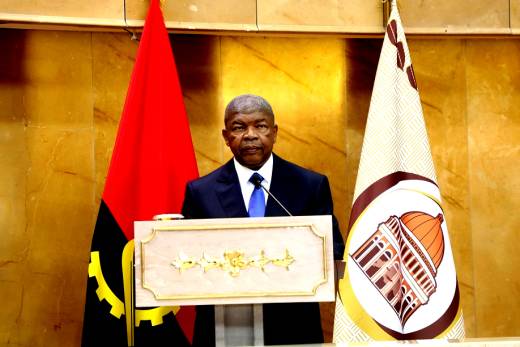 João Lourenço evoca “a longa noite colonial” e diz que a independência reacendeu a chama da esperança