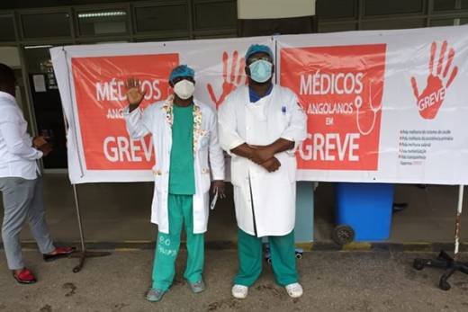 Médicos angolanos em greve impedidos de entrar nos hospitais onde prestam serviços mínimos