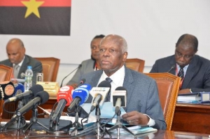MPLA diz que transição com saída de José Eduardo dos Santos decorre com &quot;harmonia&quot;