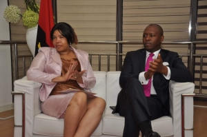 Celeste de Brito( esquerda), o Fundo Tailandês e Norberto Garcia dirigente do MPLA.