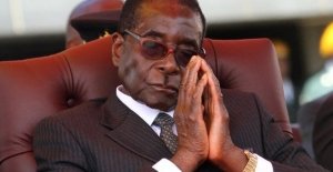 Mugabe chorou quando aceitou deixar o poder no Zimbábue e receberá US$ 10 milhões pela sua renúncia, diz jornal