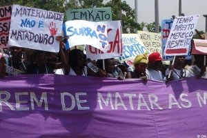 Mulheres marcharam hoje em Luanda repudiando a &quot;crescente&quot; violência