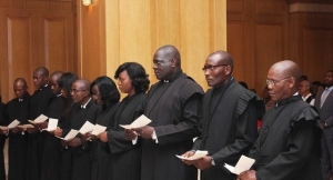 Juízes angolanos levam Estado a tribunal queixando-se de mendicidade