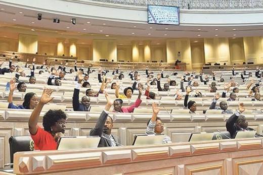 Parlamento angolano confirma revisão constitucional com votos contra e abstenção da oposição