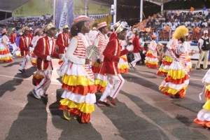 Carnaval anima marginal de Luanda e conta com Presidente angolano na plateia