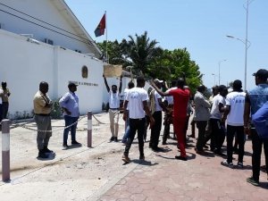 Ativistas congoleses manifestar-se em frente à embaixada angolana em Kinshasa