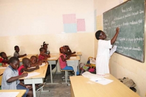 Ministra angolana admite que mono docência no ensino primário