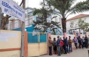 Eleitores em Luanda não encontram local de voto, mesmo com apoio