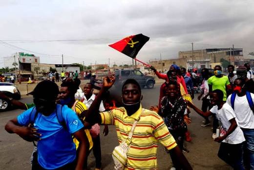 Poder em Angola em risco de &quot;cair na rua&quot;