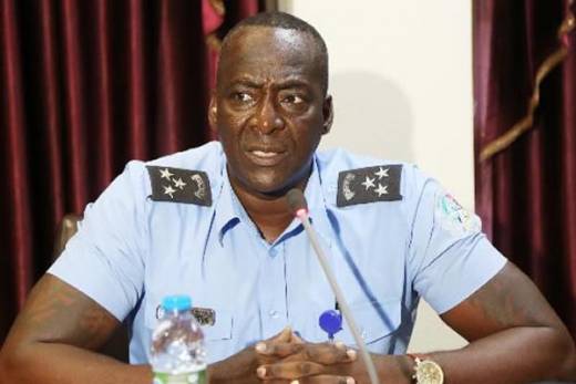 Polícia Nacional convida cidadãos a visitar a feira de exposição de bens extraviados em Luanda
