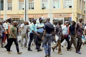 Polícia Nacional reprime manifestação de ex-trabalhadores da Casa de Segurança do PR