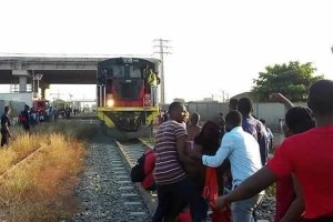 Doze feridos e três detidos em intervenção da polícia devido a greve nos comboios em Luanda