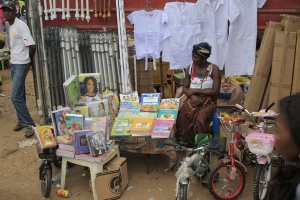 No mercado informal de Luanda até manuais escolares gratuitos se vendem