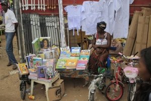 No mercado informal de Luanda até manuais escolares gratuitos se vendem