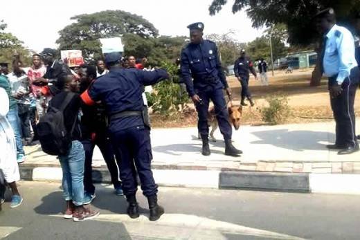 Polícia Nacional chega &quot;primeiro&quot; no local de concentração da manifestação em Luanda