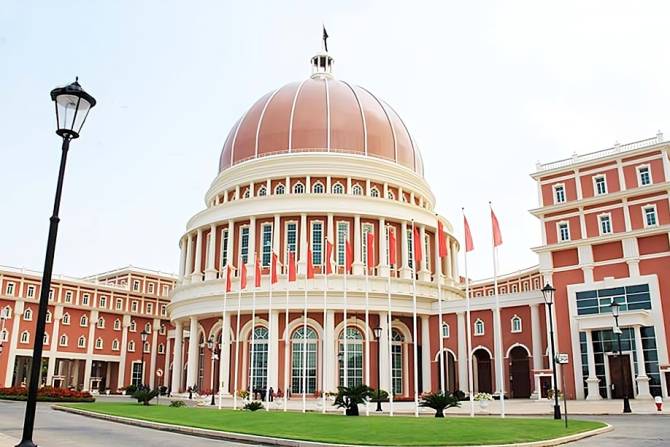 Parlamento angolano vai convocar sessão extraordinária para votar novo presidente