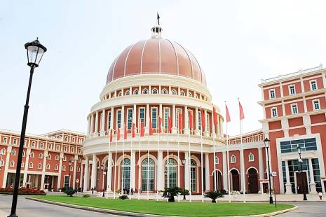 Parlamento angolano vai convocar sessão extraordinária para votar novo presidente