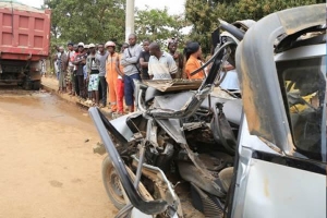 Choque entre comboio e mini-autocarro faz um morto em Luanda