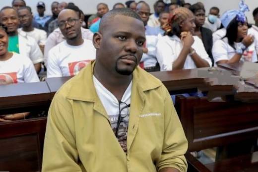 Ativista angolano Luther &#039;King&#039; Campos condenado a um ano e dez meses de prisão, suspensa