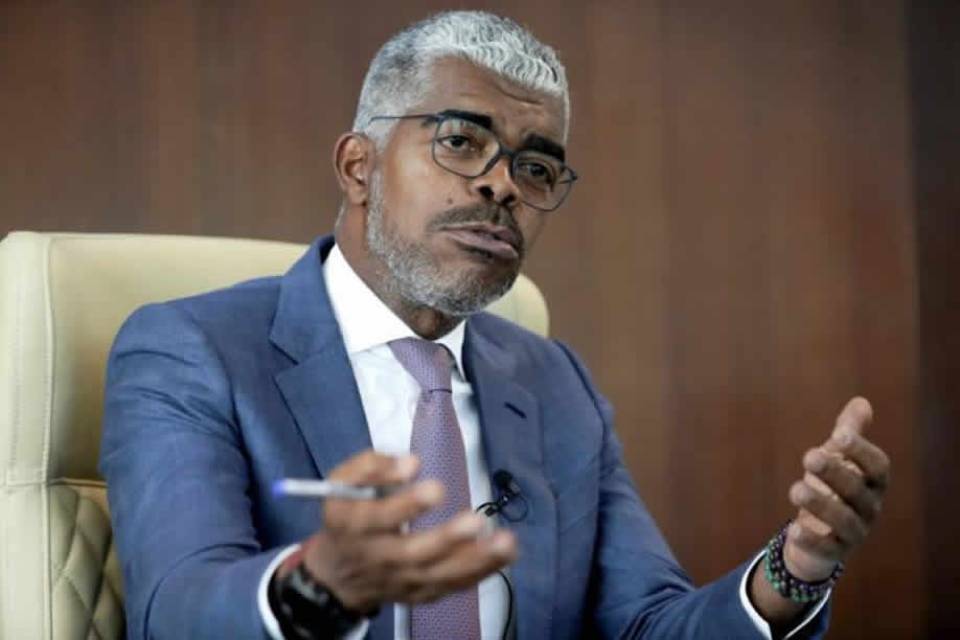 Ministro dos Transportes angolano defende liberalização do espaço aéreo africano