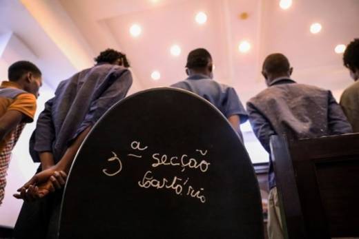 Cinco cidadãos condenados a um ano de prisão por vandalismo nos supermercados Arreiou e Angomart