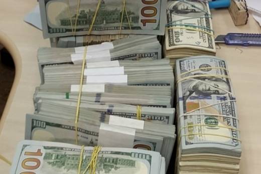 Angolano encontrado com mais de 80 mil dólares perde dinheiro e é condenado a multa
