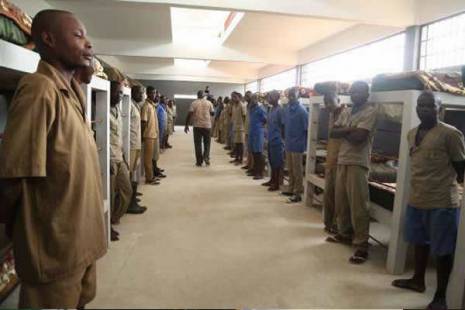 Autoridades indicam que cadeias angolanas estão sobrelotadas com 4.000 reclusos a mais