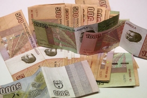 Moeda angolana Kwanza fecha o dia a valer menos 16% face ao euro e 10% para o dólar