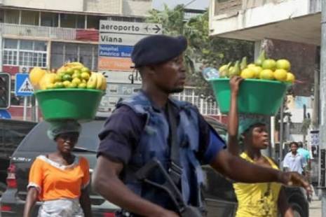 Polícia dispersa &#039;zungueiras&#039; que protestavam em Luanda contra proibição de venda