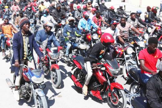 Ativistas angolanos admitem ação judicial contra restrições à circulação de mototáxis