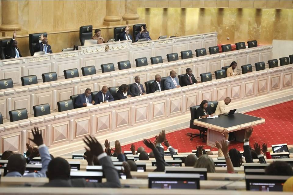 Parlamento angolano aprovou proposta de lei que criminaliza vandalização de bens públicos
