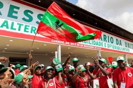 UNITA cerra fileiras em torno do líder, que promete nova frente para a alternância