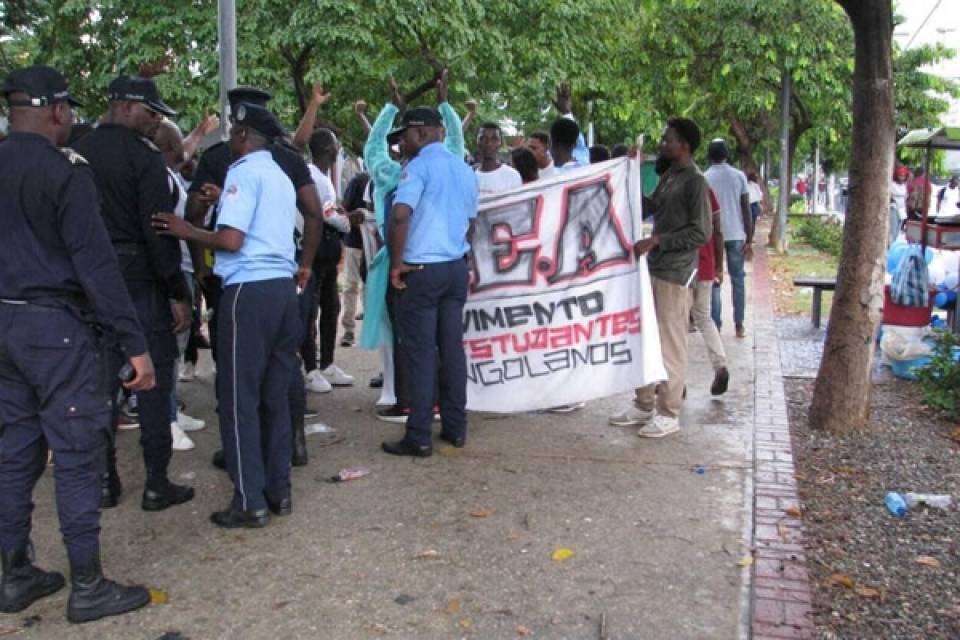 Polícia angolana volta a travar marcha de estudantes, cinco detidos - MEA