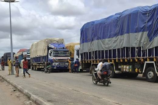 Camionistas angolanos voltam a poder circular na RDCongo - Governo