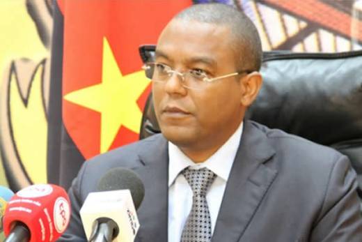 Governador do banco central angolano diz que queda na produção petrolífera causou depreciação do kwanza