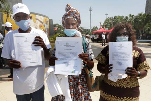 Angola entrega três primeiros certificados de óbito a familiares de vítimas de conflito político