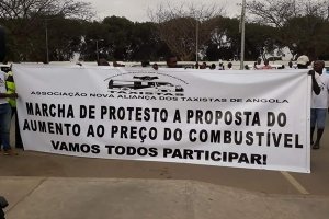 Taxistas em Luanda na rua contra subida dos preços do combustível