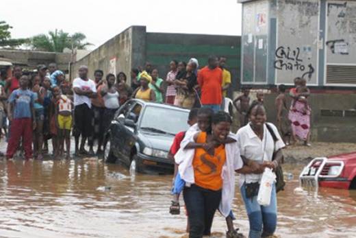 Chuvas em Luanda trazem morte, destruição e oportunidades de negócio
