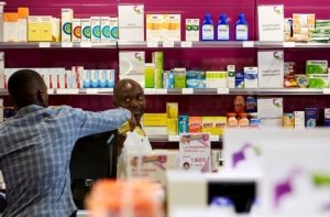 Farmacêuticos angolanos pedem laboratórios para controlar medicamentos à venda