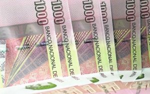 Moeda angolana aprecia-se face ao euro e mantém mínimos históricos face ao dólar