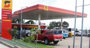 Dezenas de automóveis em filas para tentar abastecer gasolina em Luanda