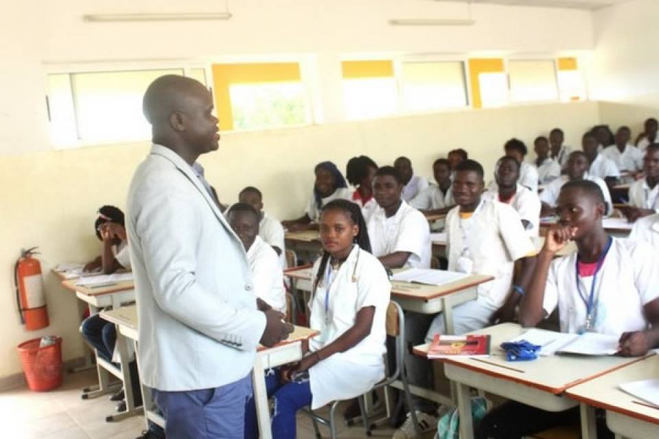 Professores angolanos querem salário de junho sem atrasos para não comprometer exames finais