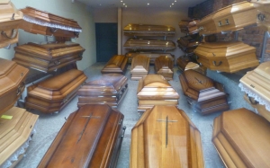 Crise angolana sente-se também nos agentes funerários e na importação de urnas