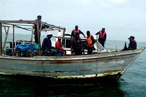 Sete pescadores angolanos resgatados em alto mar depois de quatro dias à deriva