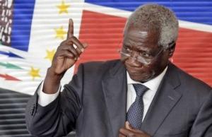 Dhlakama diz que só entrega armas com oficiais da Renamo nas Forças de Defesa e Segurança