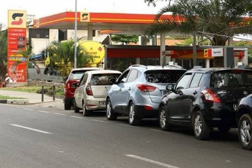 Motoristas correm aos postos de gasolina em Luanda após anúncio de aumento de preço