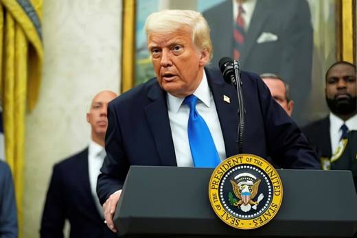 Trump avisa Putin de que está &quot;a brincar com o fogo&quot;