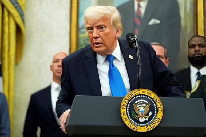 Trump avisa Putin de que está "a brincar com o fogo"