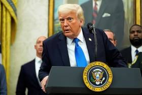 Trump avisa Putin de que está &quot;a brincar com o fogo&quot;